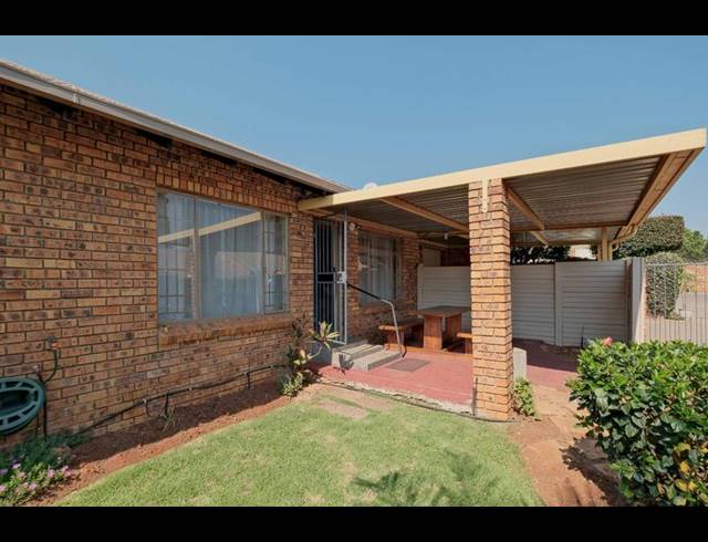 2 BEDROOM TOWNHOUSE FOR SALE IN ROOIHUISKRAAL NORTH